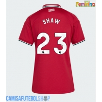 Camisa de time de futebol Manchester United Luke Shaw #23 Replicas 1º Equipamento Feminina 2026-27 Manga Curta